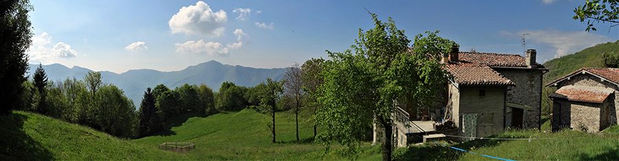 A Sonzogno (1018 m) con vista in Canto Alto